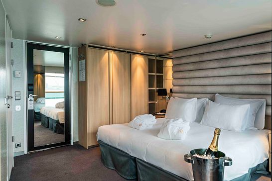 MS Royal Emerald - 1AVista - MS Royal Emerald