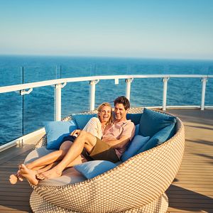 Mein Schiff Daybed Paar Menschen Sonne Meer Reling
