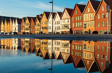 Bryggen in Bergen in der Abendämmerung
