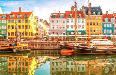 Bunte Häuserfront und Schiffe in Kopenhagen