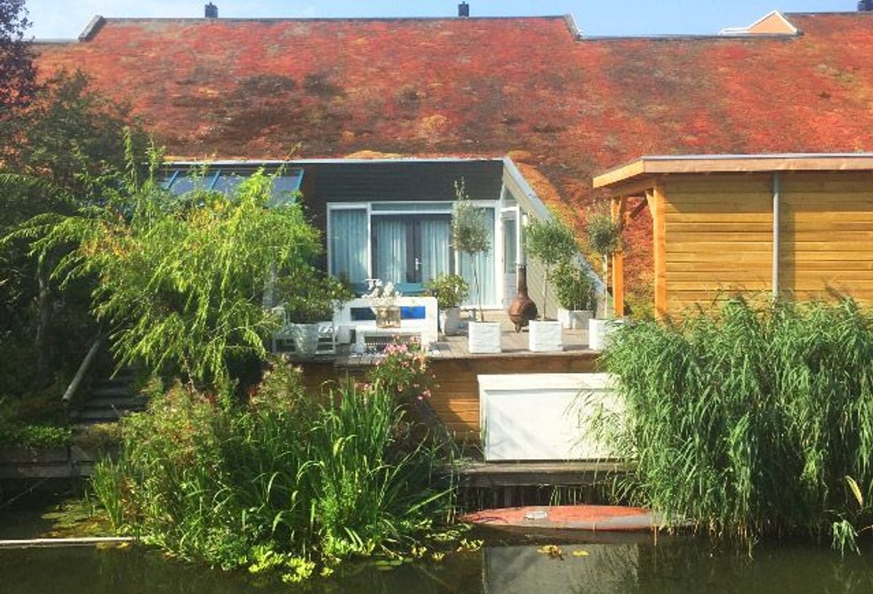 Schöne Häuser an einer Gracht mit 