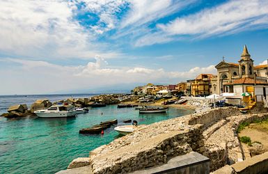 Bucht mit kleine Booten an der Küste von Palermo