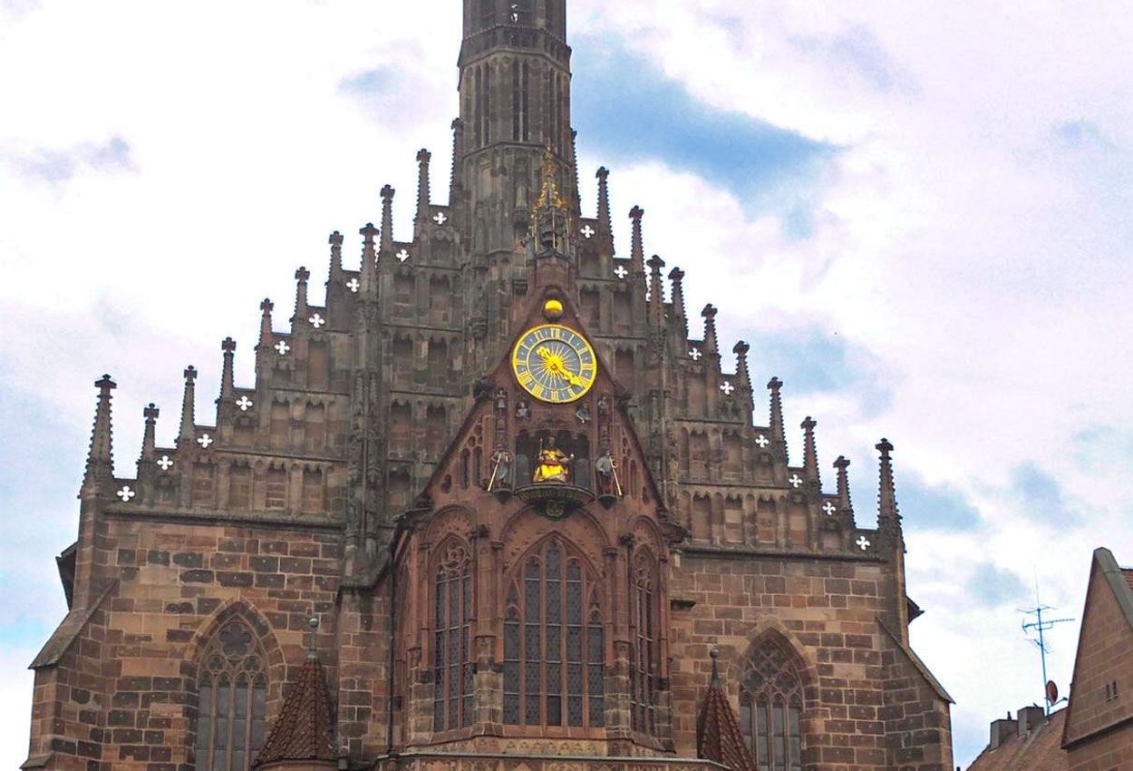 Die gotische Frauenkirche auf dem Hauptmarkt Nürnbergs