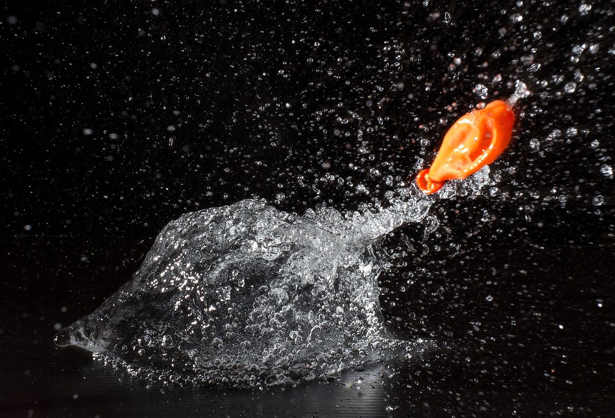 Platzender Wasserbeutel 