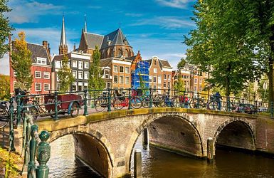 Amsterdam, Brücke mit Fahrrädern über eine Gracht