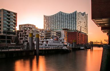 Q:\Destinationen\Deutschland\Hamburg\Elphi\Sonnenaufgang Elbphilharmonie_AdobeStock_213589797_©Frederik Sowicki .jpeg