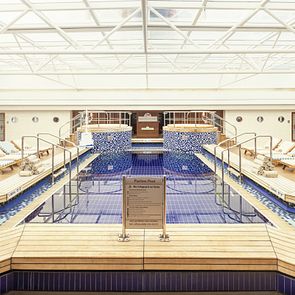 Queen Mary 2 Pool NEU