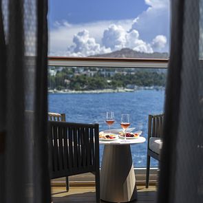 Wein und Käse auf der Veranda auf der MS Allura