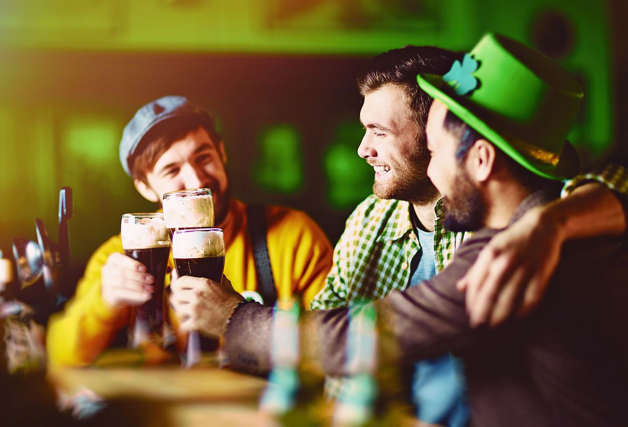 Iren stoßen im Pub an