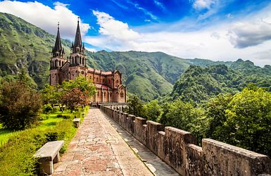 Die neoromanische Basilika in Covadonga mit ihren zwei hohen Türmen, die das Hauptportal flankieren, ist ein wahrer Blickfang. 

