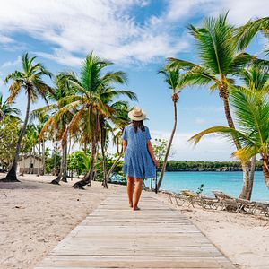 Frau am Strand, Karibik. Menschen, Palmen