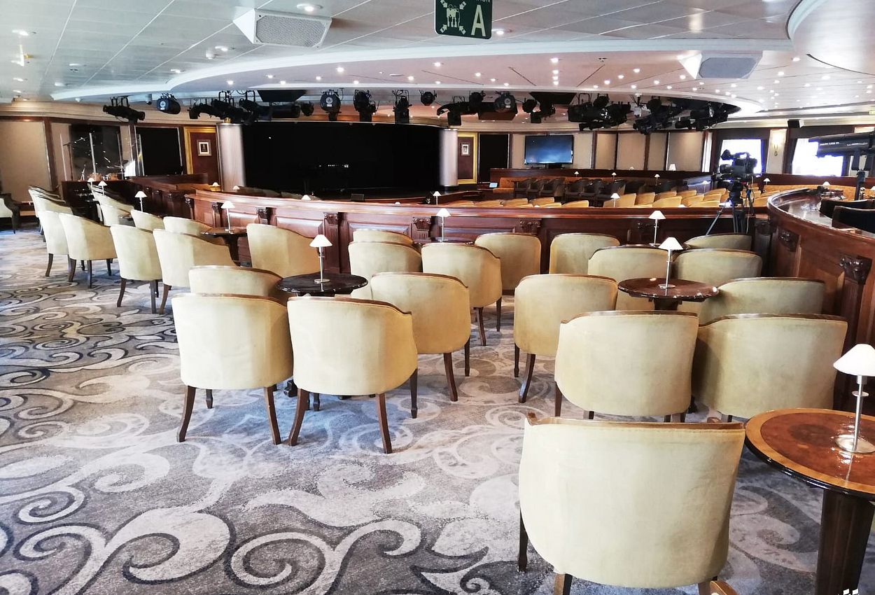 Genießen Sie Shows und Live-Musik im Theater an Bord Azamara Journey