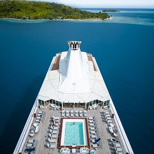 Bora Bora_AdobeStock_175369737 © Maridav.jpeg