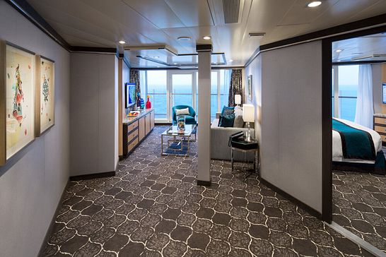 Symphony of the Seas - Royal Caribbean International - Geräumige AquaTheater Suite mit großem Balkon (A1)