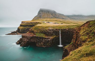 Berg an der Küste Färöer