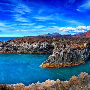 Lanzarote_Los Hervideros_AdobeStock_296213358 © carloscastilla