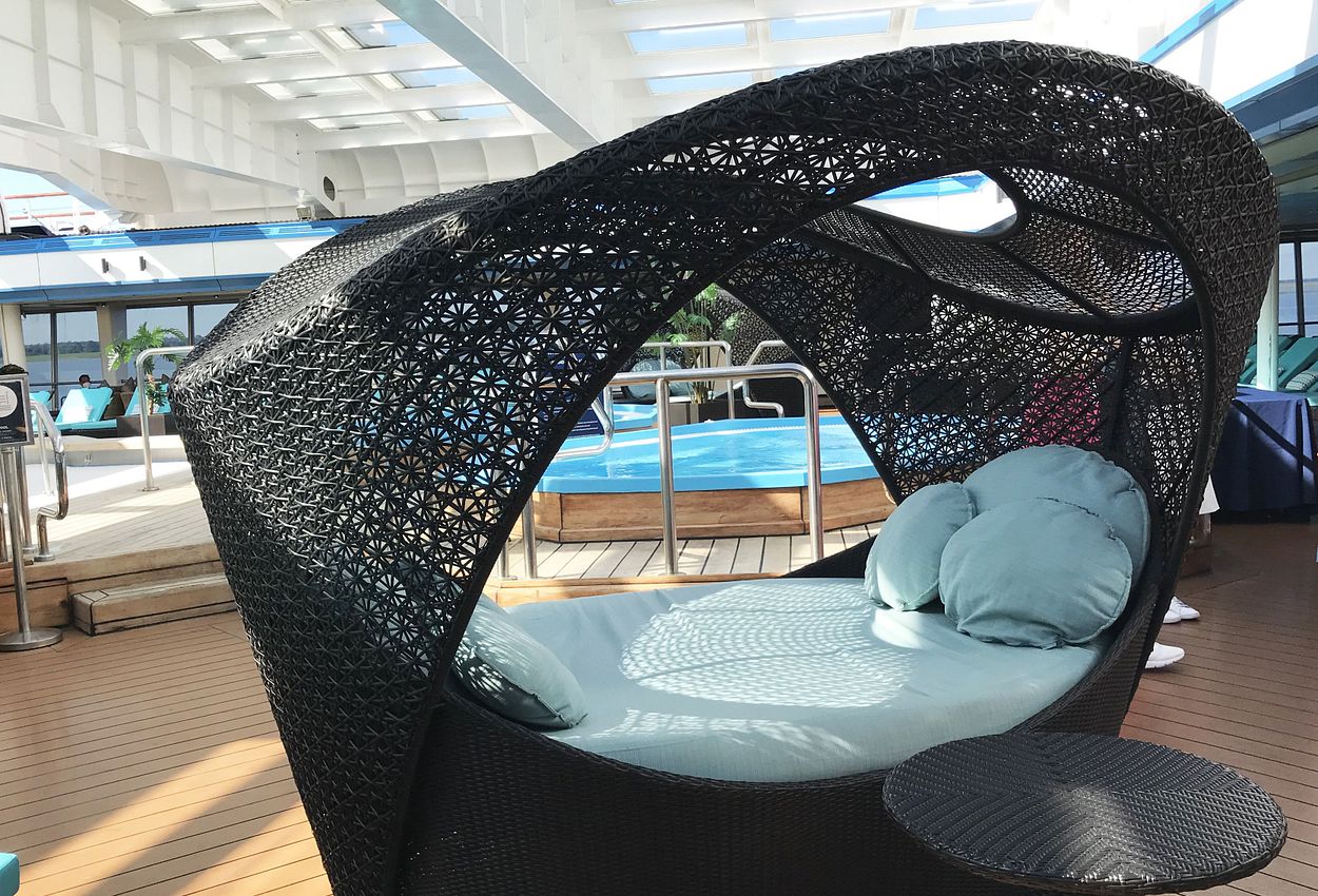 Erholungsinseln am Innenpool auf der Vasco da Gama