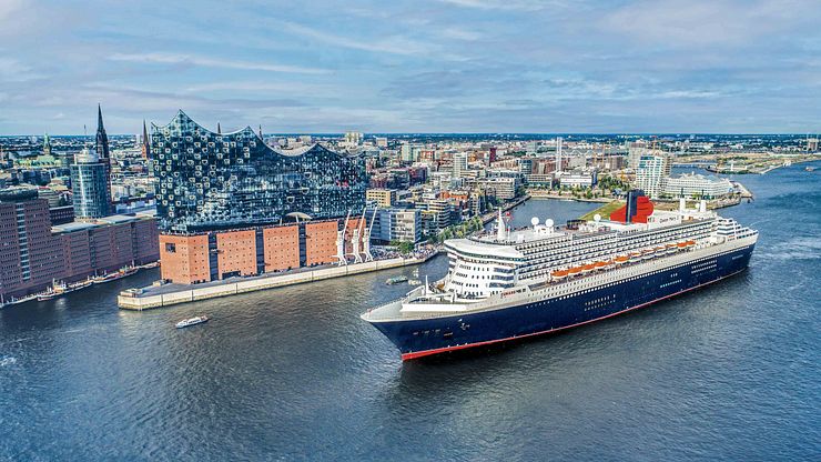 Queen Mary 2 vor der Elbphilharmonie in Hamburg