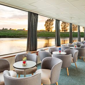 Nicko Rhein Melodie innen Lobby und salon