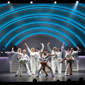 Performace auf der Center Stage auf der Brilliance of the Seas