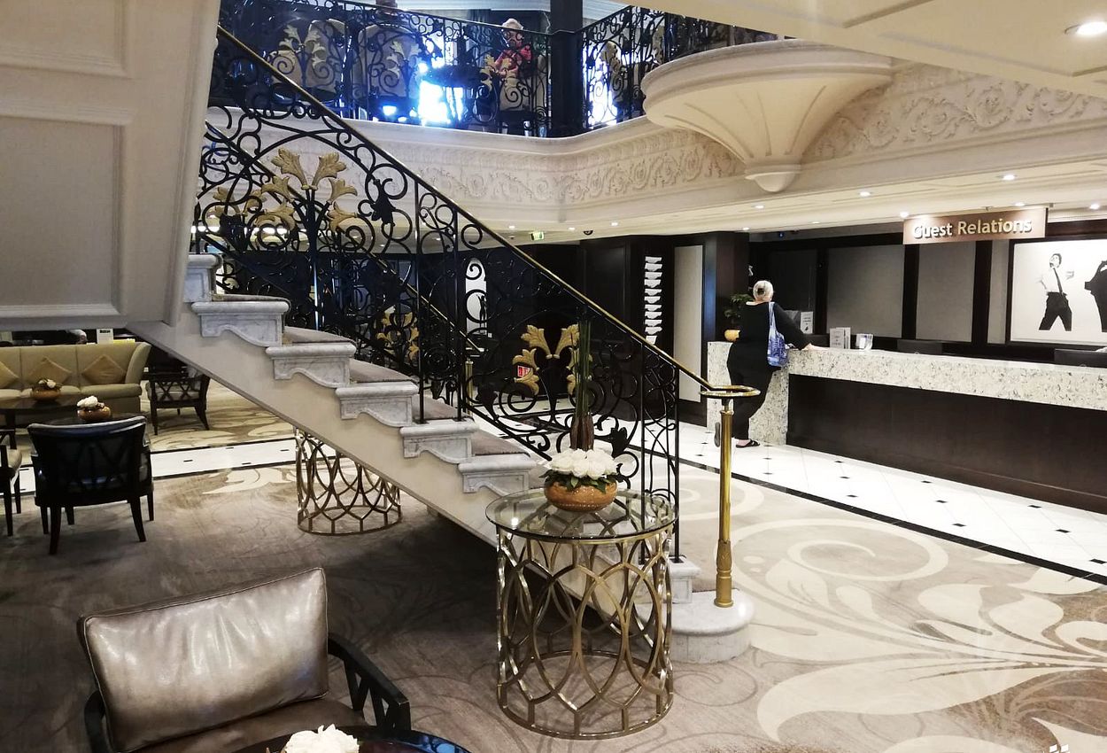 Die Lobby der Azamara Journey