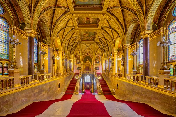Blick auf die Feststiege im Parlament in Budapest 