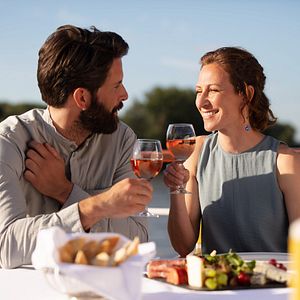 Arosa_Leben an Bord_an Deck_Paar_Essen und Trinken_Menschen_Stimmung_Allgemein