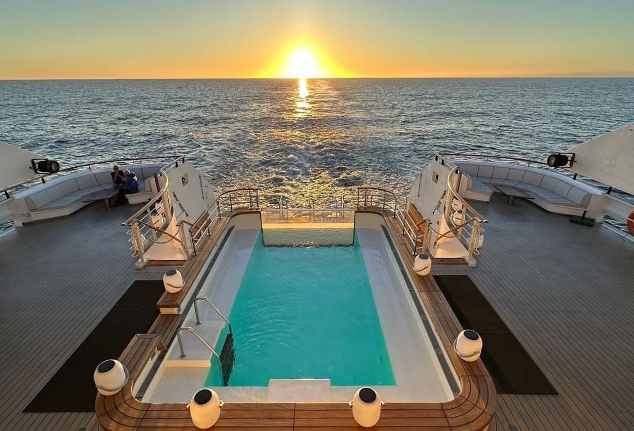 Ponant le Dumont Durville Pool