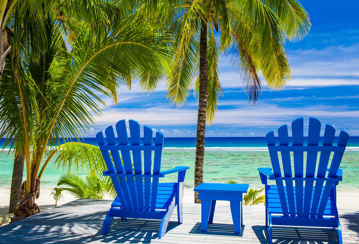 Zwei Sonnenstühle am Strand auf den Cook Islands in der Südsee