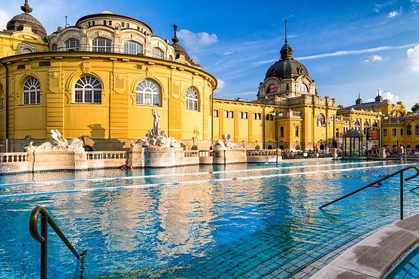 Blick auf das Szechenyi Thermanbad in Budapest