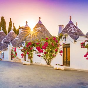 Alberobello_AdobeStock_166064129©Balate Dorin