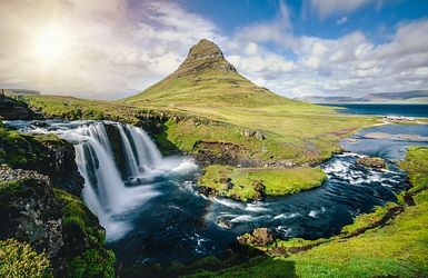 Q:\Destinationen\Island\Snaefelsness Nationalpark\Wasserfall Kirkjufell_AdobeStock_252168906© Blue Planet Studio .jpeg