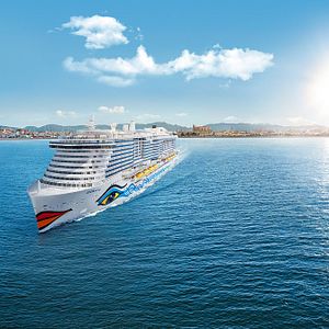 AIDAnova vor Mallorca