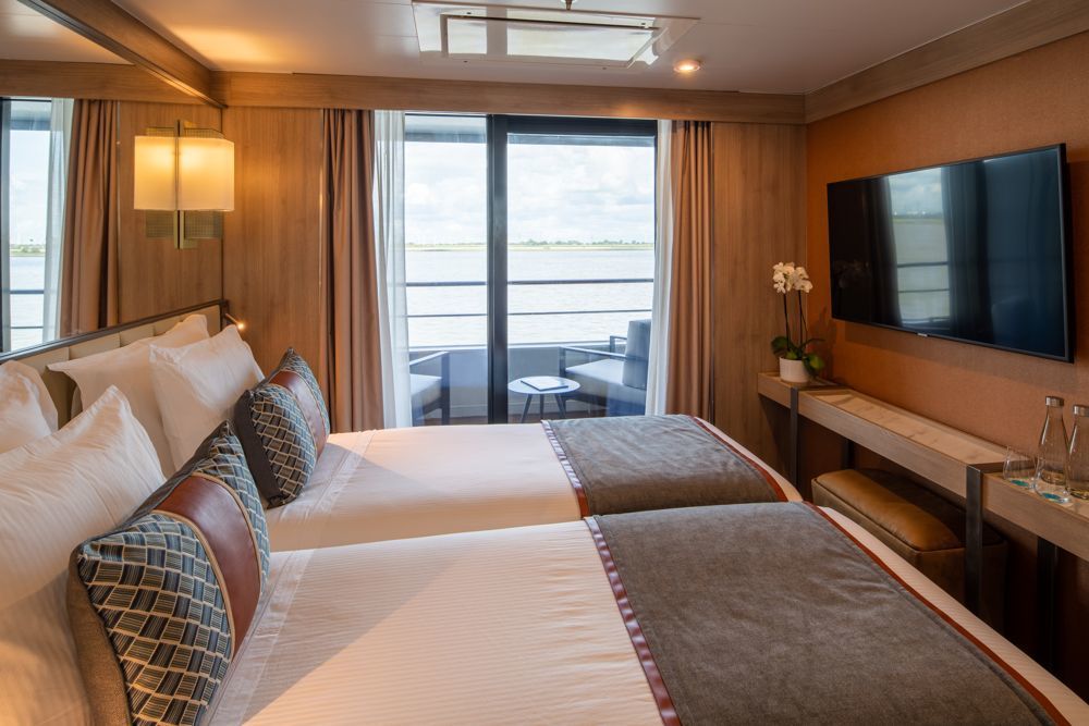 World Voyager - Nicko Cruises Hochsee - Navigator Suite Privatbalkon Deck 5 (MN)