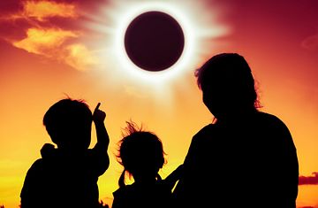 Mittelmeerinseln mit Sonnenfinsternis