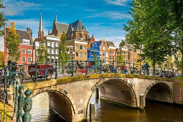 Amsterdam, Brücke mit Fahrrädern über eine Gracht
