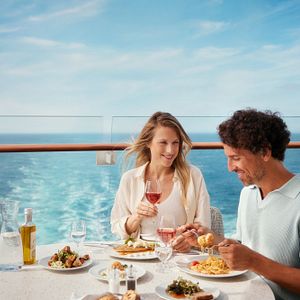 Paar Reling Fischmarkt Deck