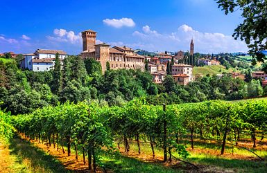 Q:\Destinationen\Italien\Emilia-Romagna\Modena_Umgebung_Blick auf das Levizzano Kastell_AdobeStock_22618097©Freesurf_kleiner.jpg