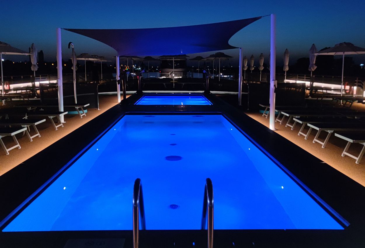 Pool an Deck von A-ROSA Sena