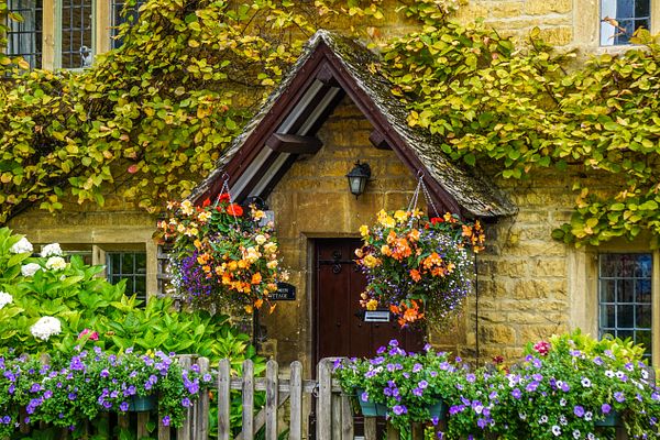 Haus mit prachtvollen Blumen in Burton-on-the-water in den Cotswolds