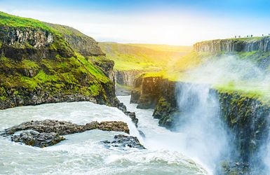 Wasserfall stürzt sich in die Tiefe