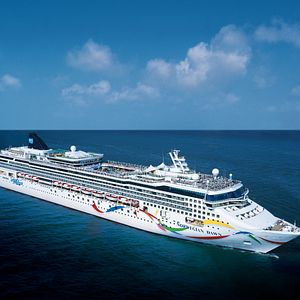 ncl DAWN Dolphin side at sea NEW HULL©norwegian-cruise-line© NCL