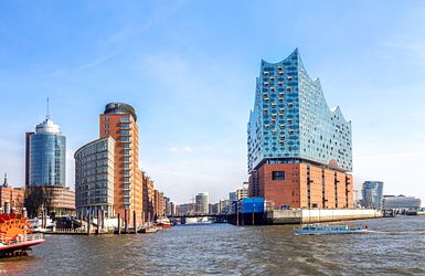 Gläsernes Konzerthaus direkt an Elbe gelegen