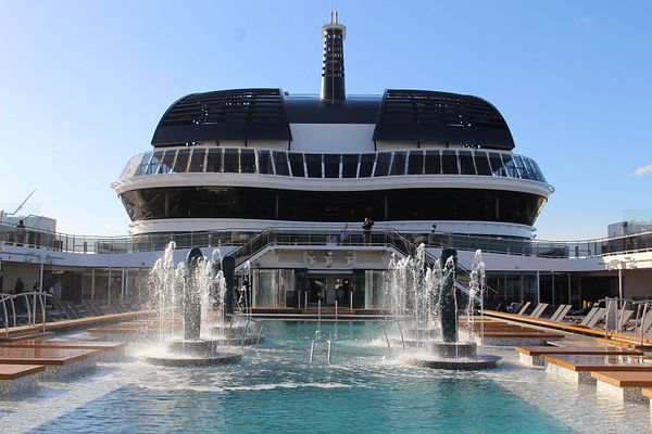Der Außenpool an Deck von MSC Euribia