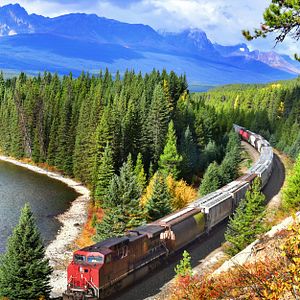 Rocky-Mountaineer_Banff_BowValley_AdobeStock_254453406 ©  I Viewfinder_abo
