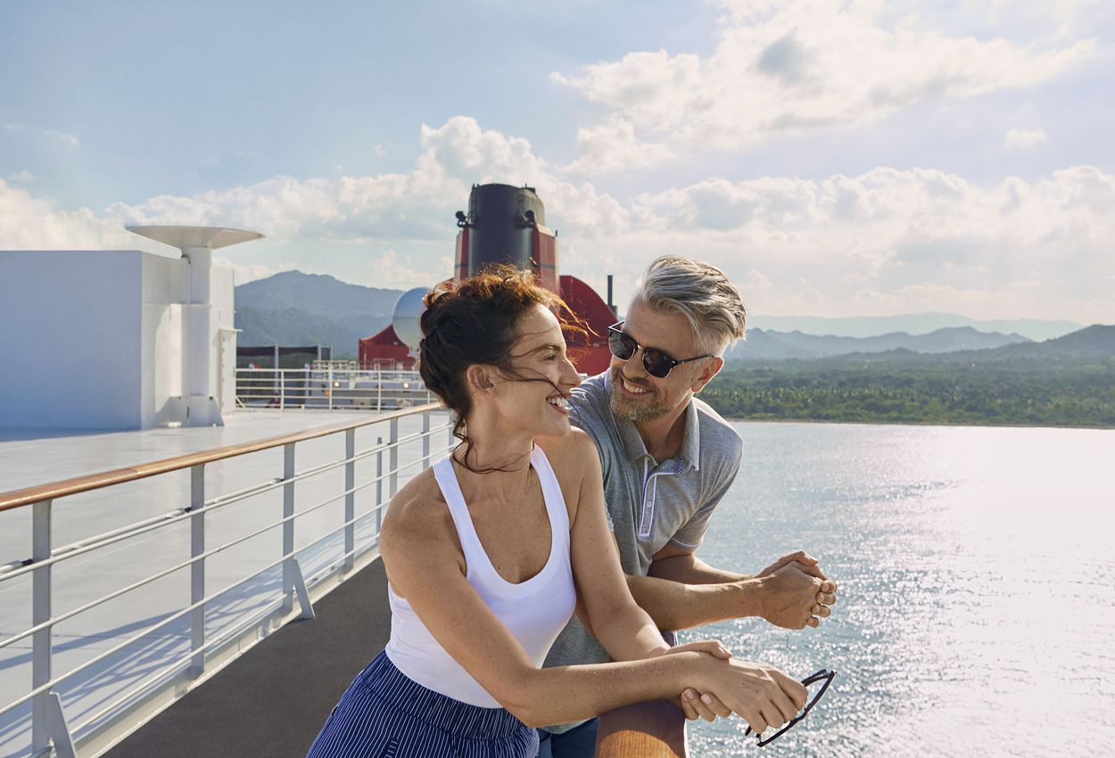 Paar an Bord der Queen Mary 2