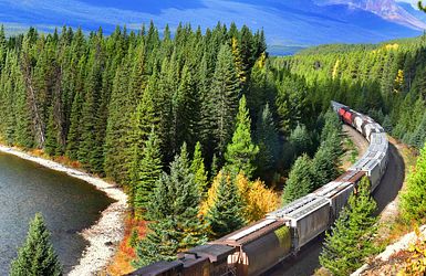 Q:\Destinationen\Kanada\Nationalparks\Rocky-Mountaineer_Banff_BowValley_AdobeStock_254453406 ©  I Viewfinder_abo.jpeg