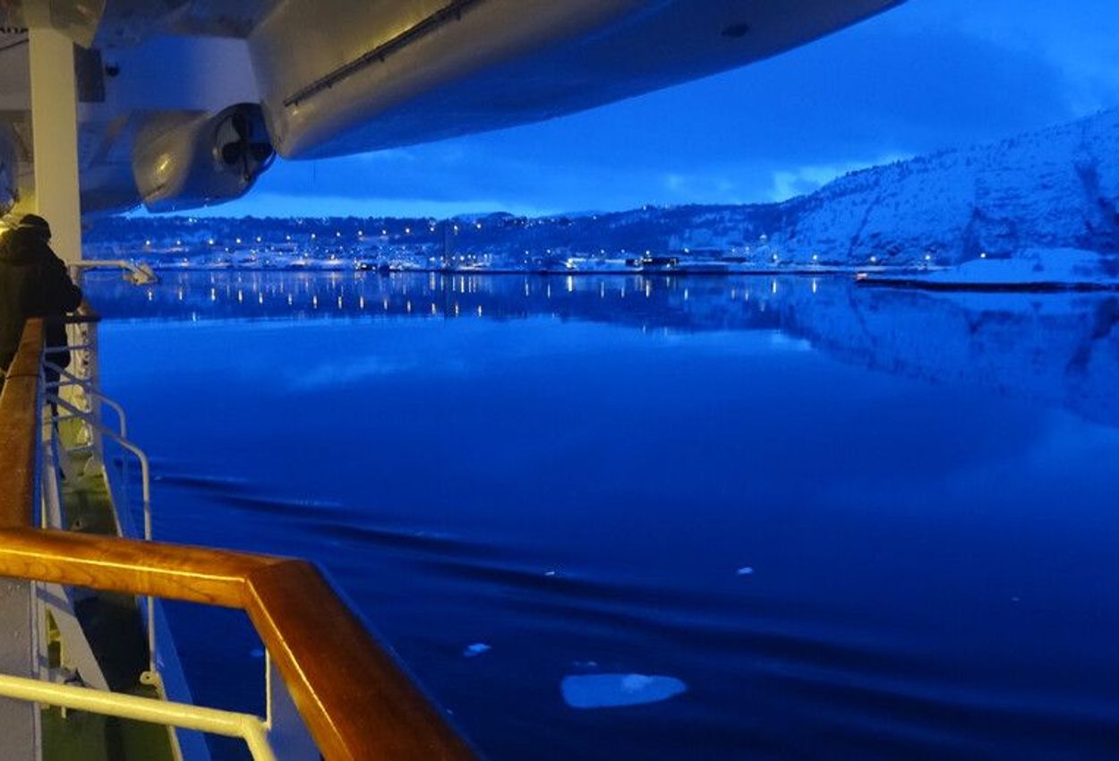 Die Lichter des Ortes  Alta spiegeln sich im Wasser