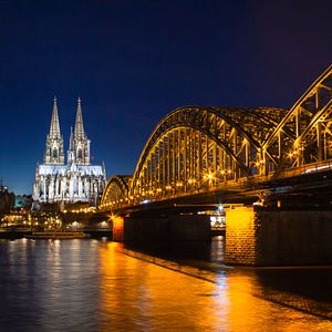 Hohenzollern bridge-Köln_AdobeStock_249615992©frederikloewer