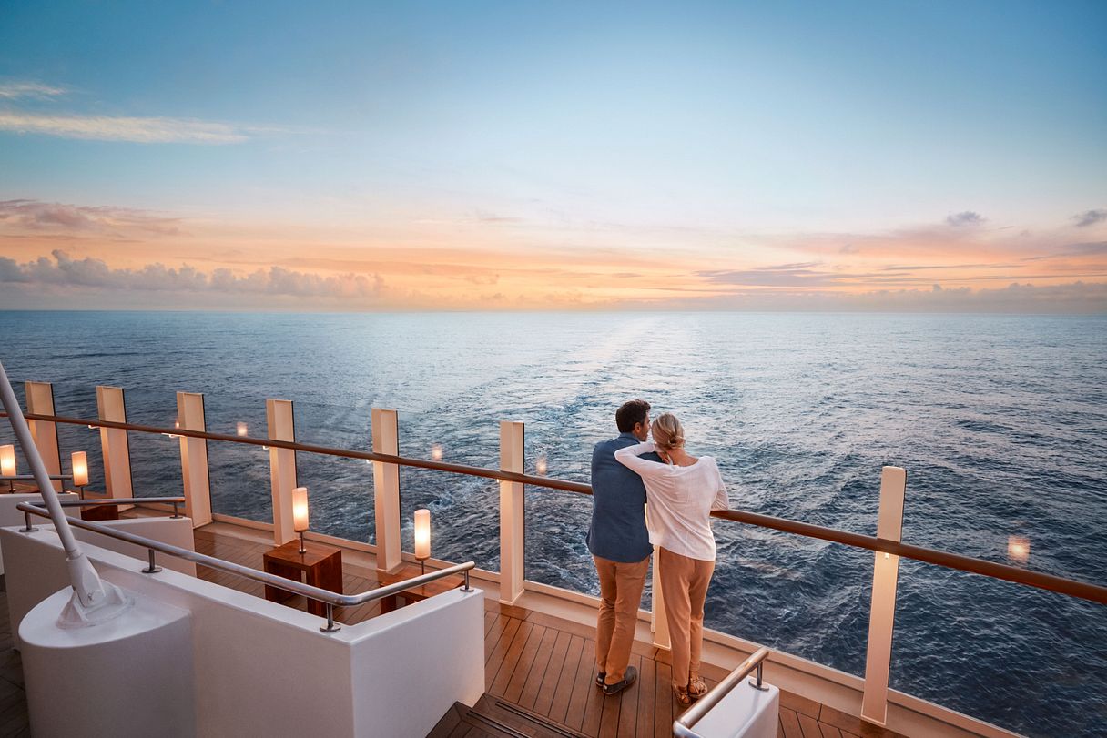 AIDAnova Pärchen an der Reling